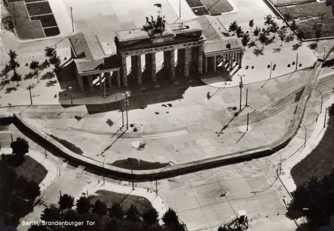 Portal de Brandenburgo, símbolo do povo alemão, cercado pelo muro